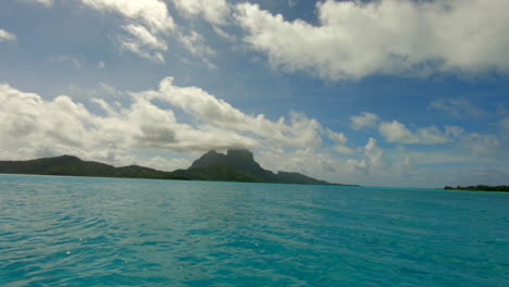 Navegando-Con-Un-Dingi-Sobre-El-Océano-Frente-A-Bora-Bora-En-La-Polinesia-Francesa
