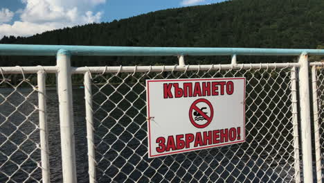 Rechts-Rutschendes-Kyrillisches-Schild-„Schwimmen-Verboten“-Im-See