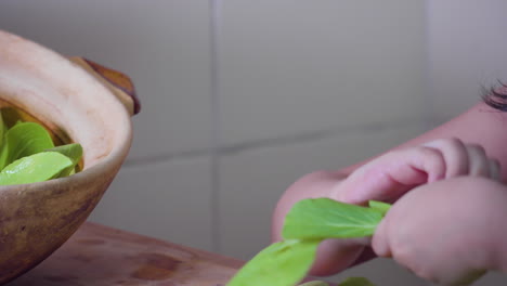 Nahaufnahme-Von-Jungen-Mädchen,-Die-Hände-Waschen-Und-Gemüse-Für-Den-Verzehr-Von-Gemüse-In-Der-Küche-Zubereiten