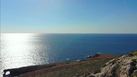 Drohne-Schoss-über-Felsen-In-Der-Natur-Und-Auf-Ein-Steinfenster-Und-Eine-Filfla---Eine-Kleine-Insel-Im-Mittelmeer-Von-Malta