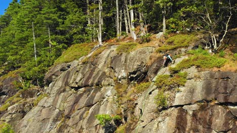Luftaufnahmen,-Wie-Ein-Einsamer-Bergsteiger-Den-Gipfel-Einer-Klippe-In-Maine-Erklimmt