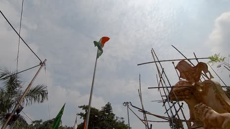 Bandera-Tricolor-India-Que-Sopla-En-El-Viento-En-Lo-Alto-Del-Cielo,-Cámara-Lenta