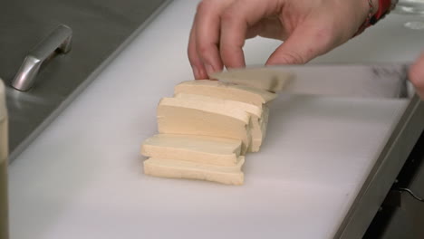 Forma-Correcta-De-Cortar-El-Tofu