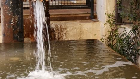 El-Agua-Sale-A-Borbotones-De-La-Vieja-Tubería-Oxidada-Al-Tanque-De-Agua-Para-El-Mantenimiento