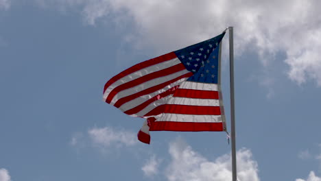 Die-Amerikanische-Flagge-Weht-Im-Wind-Vor-Blauem-Himmel