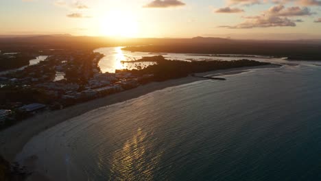 Drone-footage-of-the-small,-peaceful,-coastal-town-of-Noosa-in-the-late-afternoon