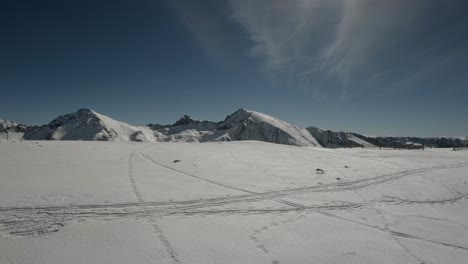 Esquiar-Con-Una-Hermosa-Vista-Aérea-De-La-Montaña-Cubierta-De-Nieve-En-Un-Día-Soleado