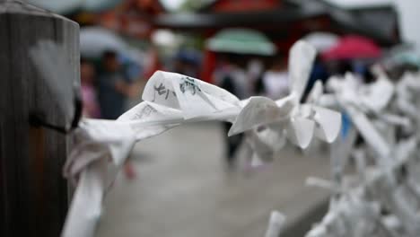 Verwischen-Sie-Menschen-Mit-Regenschirm