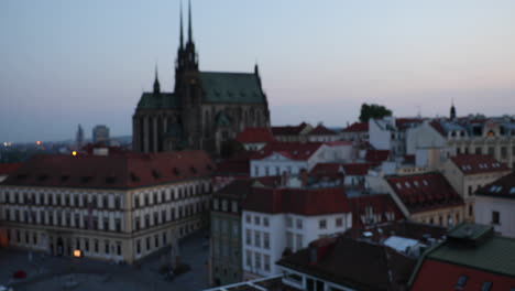 Vista-De-La-Histórica-Ciudad-De-Brno-Desde-La-Antigua-Torre,-Revelando-Desde-Los-Postes-De-La-Columna-Y-Luego-Viendo-El-Panorama-De-Petrov