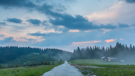 Ein-Sonnenuntergangs-Zeitraffer-Eines-Bewölkten-Himmels-Im-Bulgarischen-Rhodopengebirge