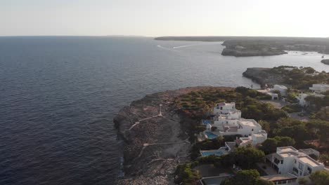 Luftaufnahme:-Wunderschöne-Küste-Von-Cala-Dor-Mit-Luxuriösen-Poolhäusern-Auf-Mallorca