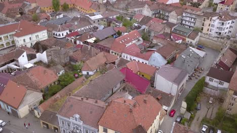 Luftdrohnenaufnahme-über-Einer-Bezaubernden-Rumänischen-Stadt-Voller-Alter-Architektur