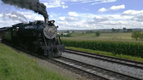 Tren-De-Vapor-Saliendo-Del-área-De-Picnic-A-Lo-Largo-De-Las-Tierras-De-Cultivo-Amish