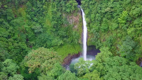 Aerial-Pull-Back-of-La-Fortuna-Waterfall-and-turquoise-pool-in-Costa-Rica-jungle