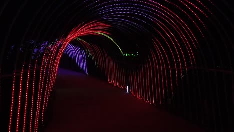 Festival-De-Iluminación-Led-En-El-Parque-Caminando-A-Través-Del-Túnel-Led-–-Cámara-Lenta