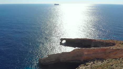 Drone-Disparó-Sobre-Rocas-En-La-Naturaleza-Y-Hacia-Una-Ventana-De-Piedra-Natural-En-El-Mar-Mediterráneo-De-Malta-5