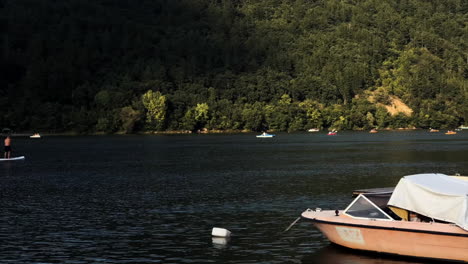 Zeitraffer-Der-Spiegelung-Des-Sonnenuntergangs-Und-Einiger-Boote,-Die-Im-Pancharevo-See,-Bulgarien,-Fahren