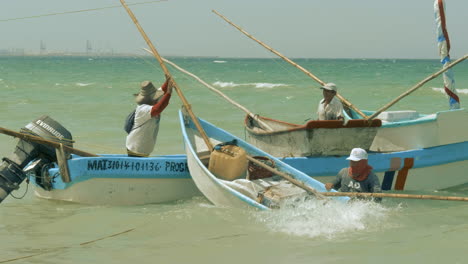 Pescadores-Y-Barcos-En-Puerto-Progreso-Vida-En-Merida-Yucatan-Mexico