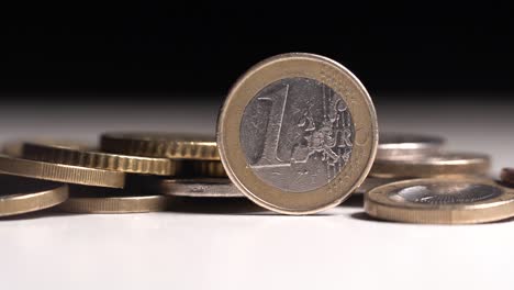 Stapel-Münzen-Bewegen-Sich-Von-Links-Nach-Rechts,-Konstantes-Licht