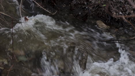 Kleiner-Bachwasserfall,-Der-über-Felsen-Im-Frühlingswald-Plätschert