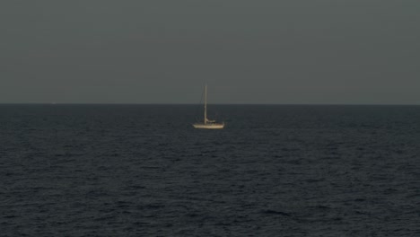 Kleines-Boot-Auf-Dem-Meer