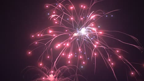 Buntes-Feuerwerk-Explodiert-Am-Nachthimmel-über-Der-Stadt-Turku-In-Finnland