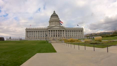 Staats--Und-Nationalflaggen-Wehen-In-Zeitlupe-Vor-Dem-Gebäude-Der-Staatshauptstadt-Von-Utah-In-Salt-Lake-City,-Utah