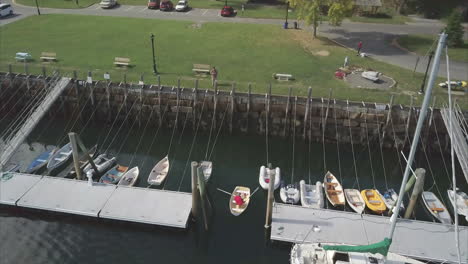 Überfliegen-Eines-Mannes-In-Einem-Ruderboot-Im-Hafen-Von-Rockport,-Maine