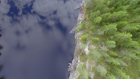Drohne-Steigt-Langsam-über-Einer-Wunderschönen-Seelandschaft-In-Der-Borealen-Wildnis-Auf