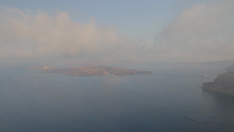 Vista-Del-Majestuoso-Paisaje-Marino-De-Santorini,-Incluida-La-Isla-Volcánica-De-Nea-Kameni