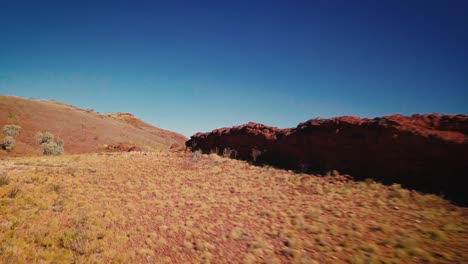Drone-Aéreo-Volando-Bajo-Cerca-De-La-Formación-Rocosa-Del-Desierto-Australiano