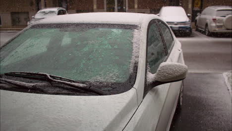 Lapso-De-Tiempo-De-La-Acumulación-De-Nieve-En-Un-Automóvil-Durante-La-Tormenta-De-Nieve