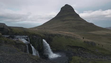 Toma-Estática-De-Una-Cascada-Con-La-Montaña-Kirkjufell-En-Islandia