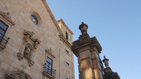 Edificio-Catedral-Iglesia-Ciudad-Patrimonio-Viaje-Gente-Mañana-Soleado-Cielo-Azul-Edificio-Antiguo-Portugal-Piedras-Pared-Piedra-Pan-Movimiento