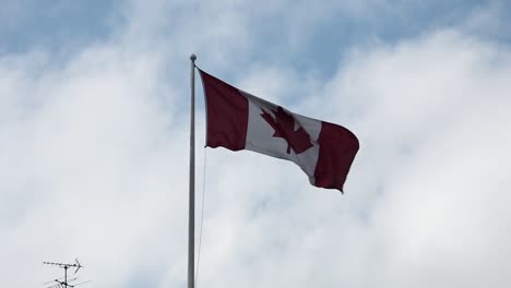 Kanadische-Flagge-Weht-Im-Wind