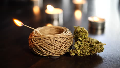 Marihuana-Knospen-Für-Medizinisches-Und-Entspannendes-Rauchen-Neben-Einem-Hanfdocht,-Mit-Dem-Man-High-Wurde,-Und-Kerzen-Im-Hintergrund