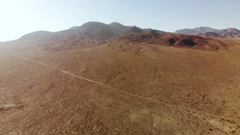 Luftaufnahmen-Der-Kargen,-Sandigen,-Felsigen,-Bergigen-Mojave-Wüste-An-Einem-Sonnigen-Tag