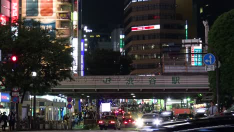 Autos-Passieren-Die-Berühmte-Shibuya-Kreuzung-In-Tokio,-Japan