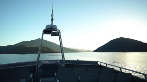 Bootsfahrt-Bei-Sonnenaufgang-Am-Frühen-Morgen-Im-Queen-Charlotte-Sound,-Neuseeland-Mit-Bergen-Im-Hintergrund