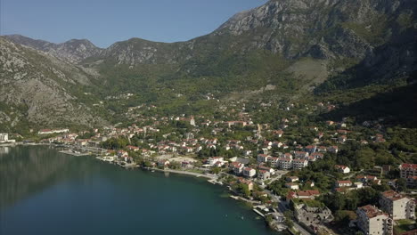 Risan-En-Montenegro,-Filmado-Desde-El-Aire-Con-Las-Montañas-Detrás-Y-La-Bahía-De-Kotor-Al-Frente