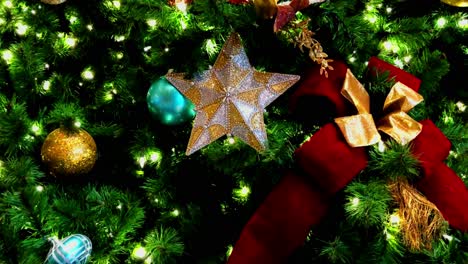 Ein-Weihnachtsbaum,-Wunderschön-Für-Die-Jahreszeit-Gestutzt