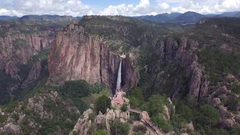 Aerial-jib-up-shot-revealing-the-Basaseachi-waterfall-behind-a-scenic-lookout,-in-the-Candamena-Canyon,-Chihuahua