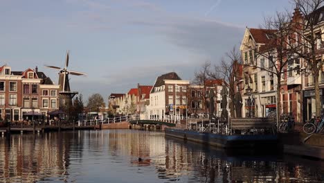 Funktionierende-Windmühle-Mit-Dochten,-Die-Sich-In-Einer-Städtischen-Szene-Der-Alten-Historischen-Stadt-Leiden-In-Den-Niederlanden-Drehen
