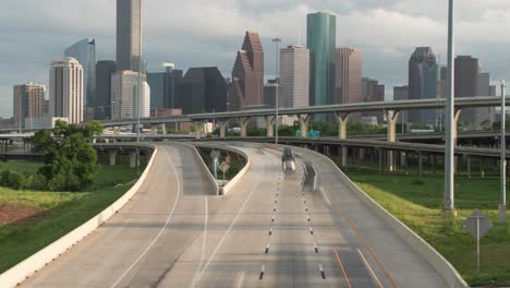 Zeitraffer-Des-Verkehrs-Auf-Der-Autobahn-In-Der-Nähe-Der-Innenstadt-Von-Houston