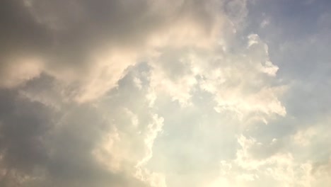 Lazo-De-Cielo-Dramático-Con-Interminables-Nubes-En-Bucle