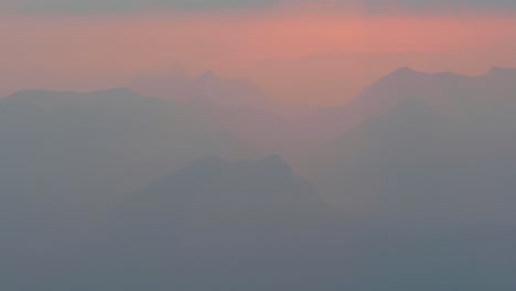 Cordillera-Escénica-En-Golling-Austria-Bellamente-Cubierta-De-Nubes