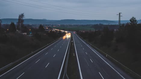 Timelapse-Del-Tráfico-En-La-Autopista-Por-La-Noche---Versión-Más-Lenta