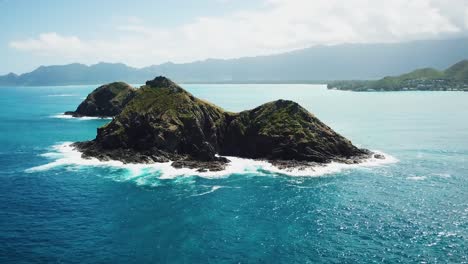 Toma-Aérea-Suave-De-Las-Hermosas-Islas-Mokulua-Ubicadas-Frente-A-La-Costa-Lanikai-De-Oahu