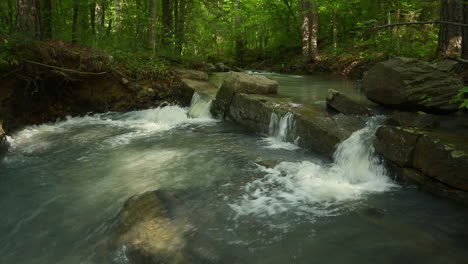 Drei-Kleine-Wasserfälle-Fließen-über-Einen-Felsen-An-Einem-Bach-In-Den-Ouachita-Mountains,-Arkansas