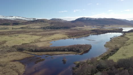 Aerial-footage-of-Loch-Mhor-on-a-sunny-day,-Scottish-Highlands,-Scotland